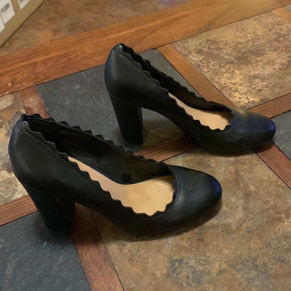 Crown Vintage Black heels. Scalloped vamp.